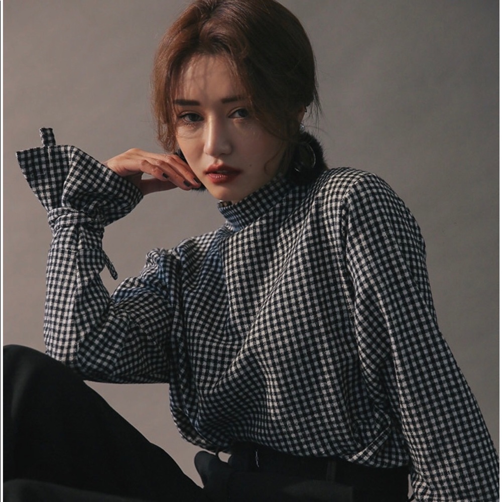 Stylenanda mock neck self-tie cuff blouse